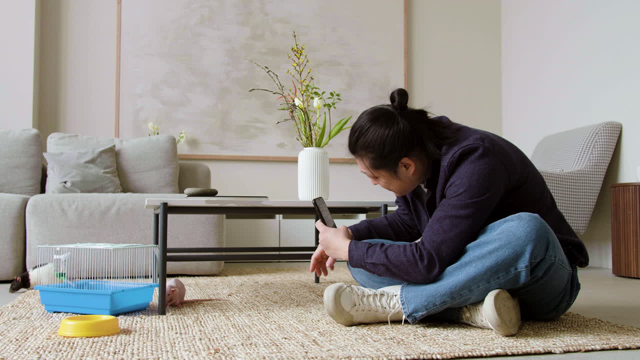 애완동물을 녹음하는 남자