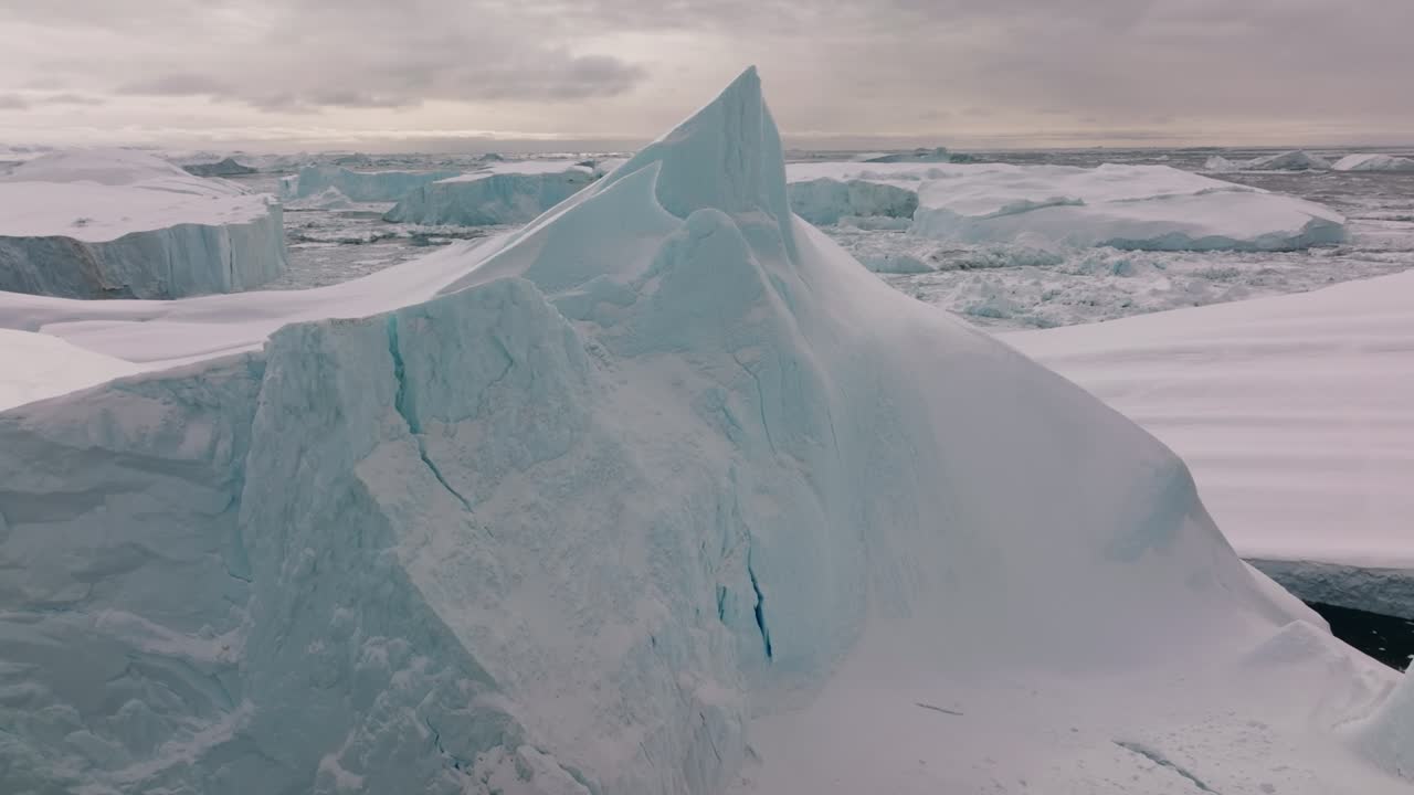 ilulissat icefjord의 바다와 얼음 위의 드론