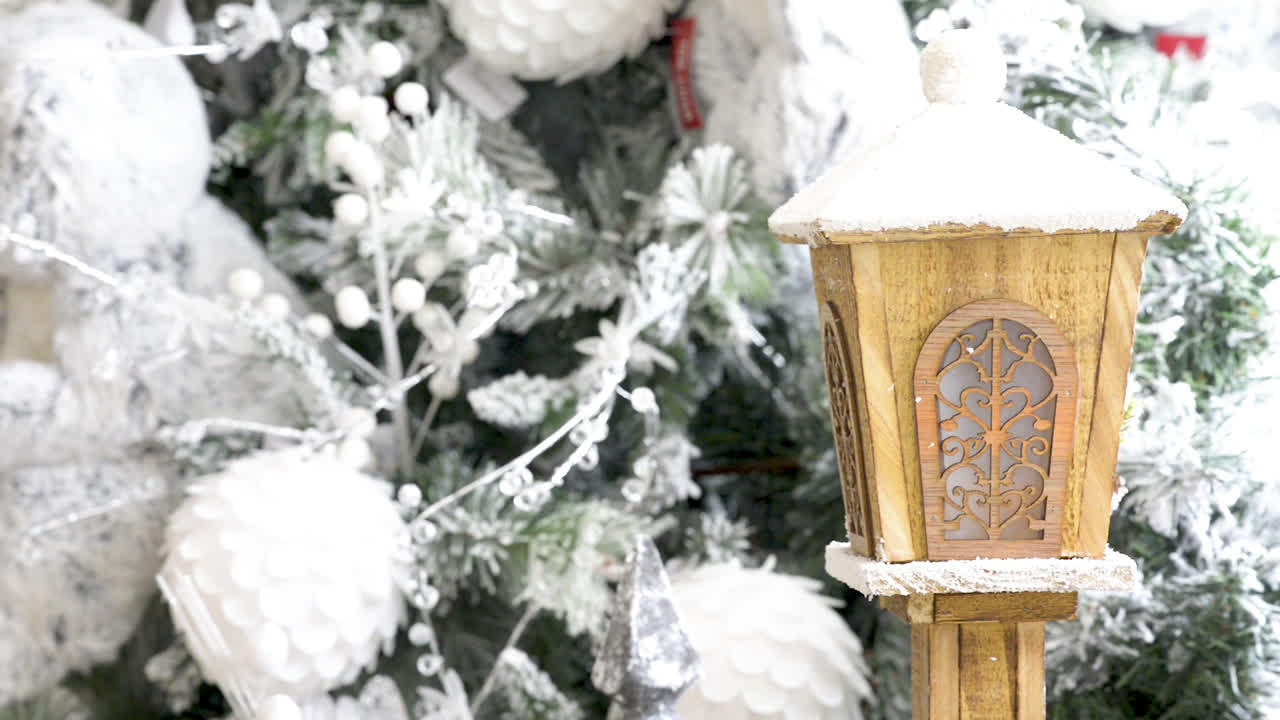 미니어처 전등 기둥으로 아름답게 장식된 크리스마스 트리