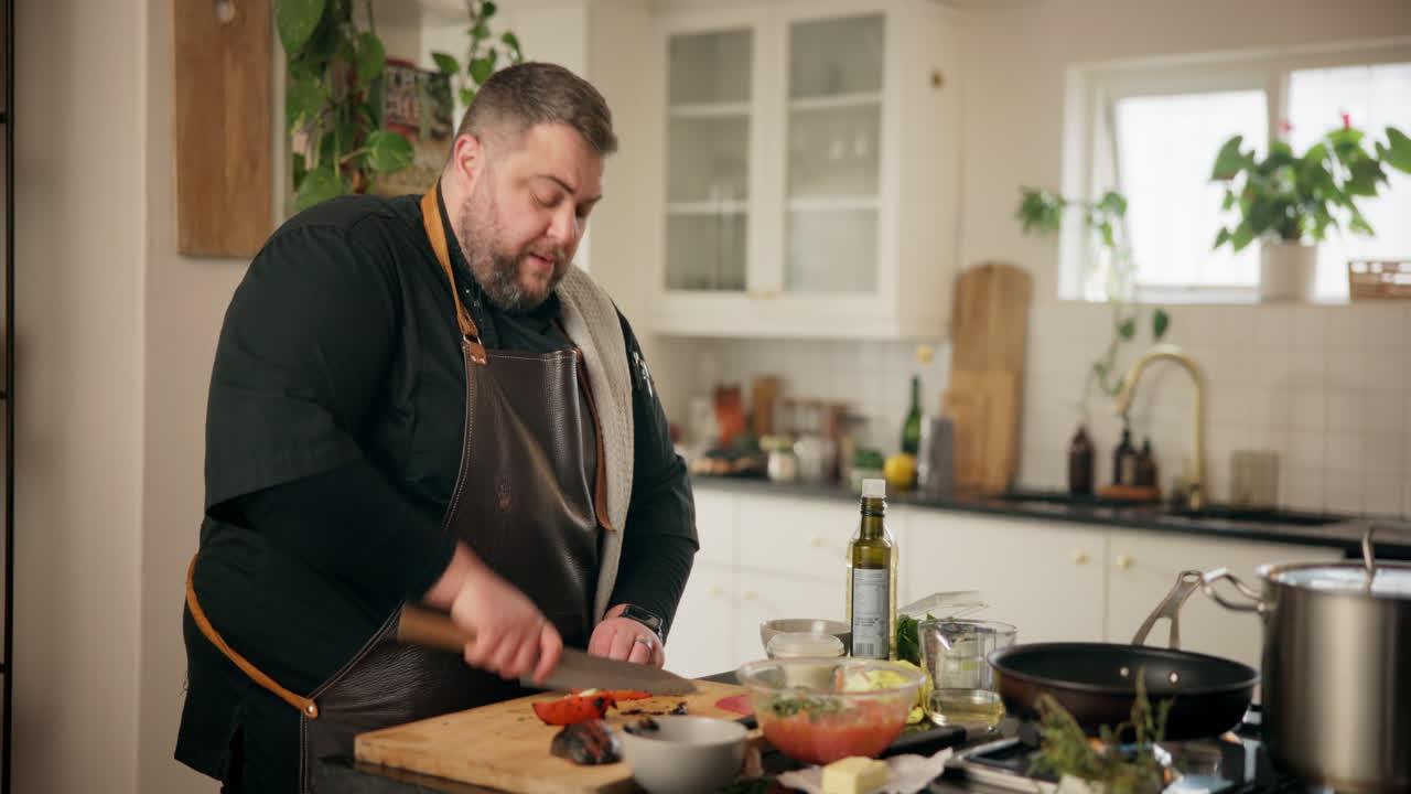 chef preparando verduras en la cocina