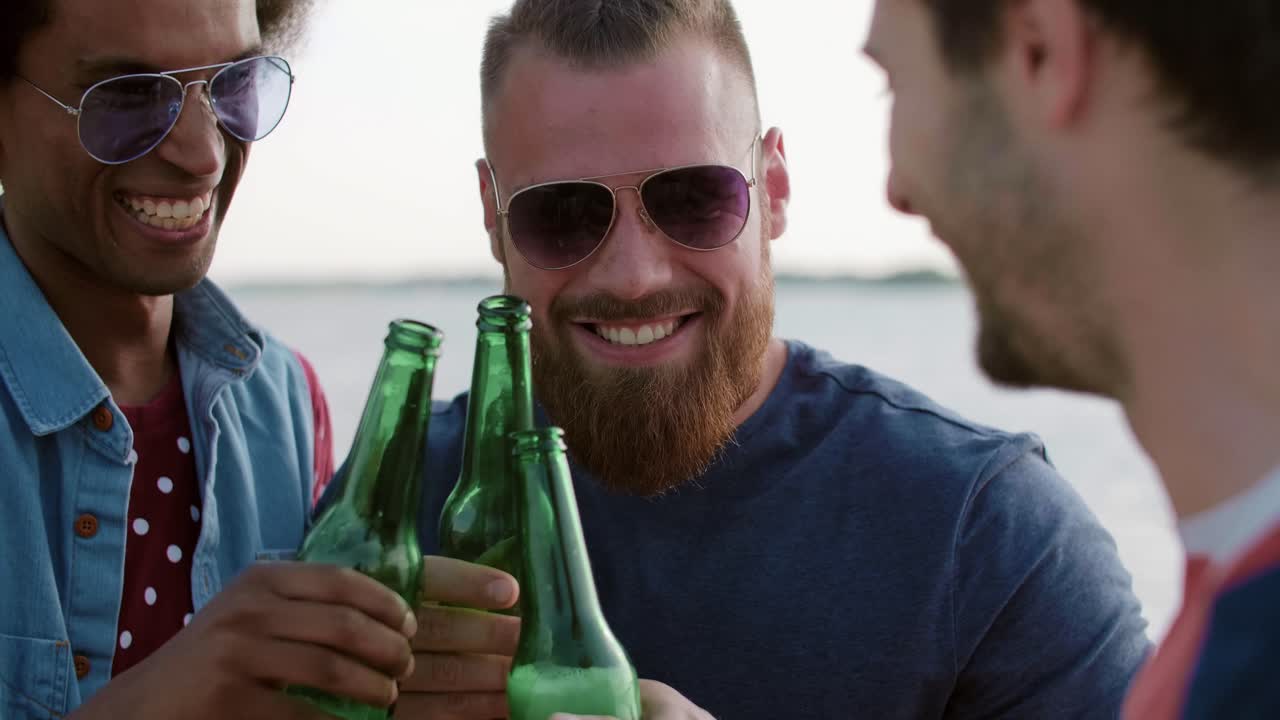 amigos haciendo un brindis por su amistad/dabrowa gornicza/polonia