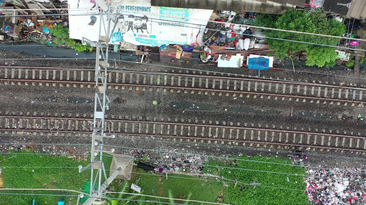 밀집된 도시 지역의 열차 트랙은 환경 문제를 가지고 있습니다.