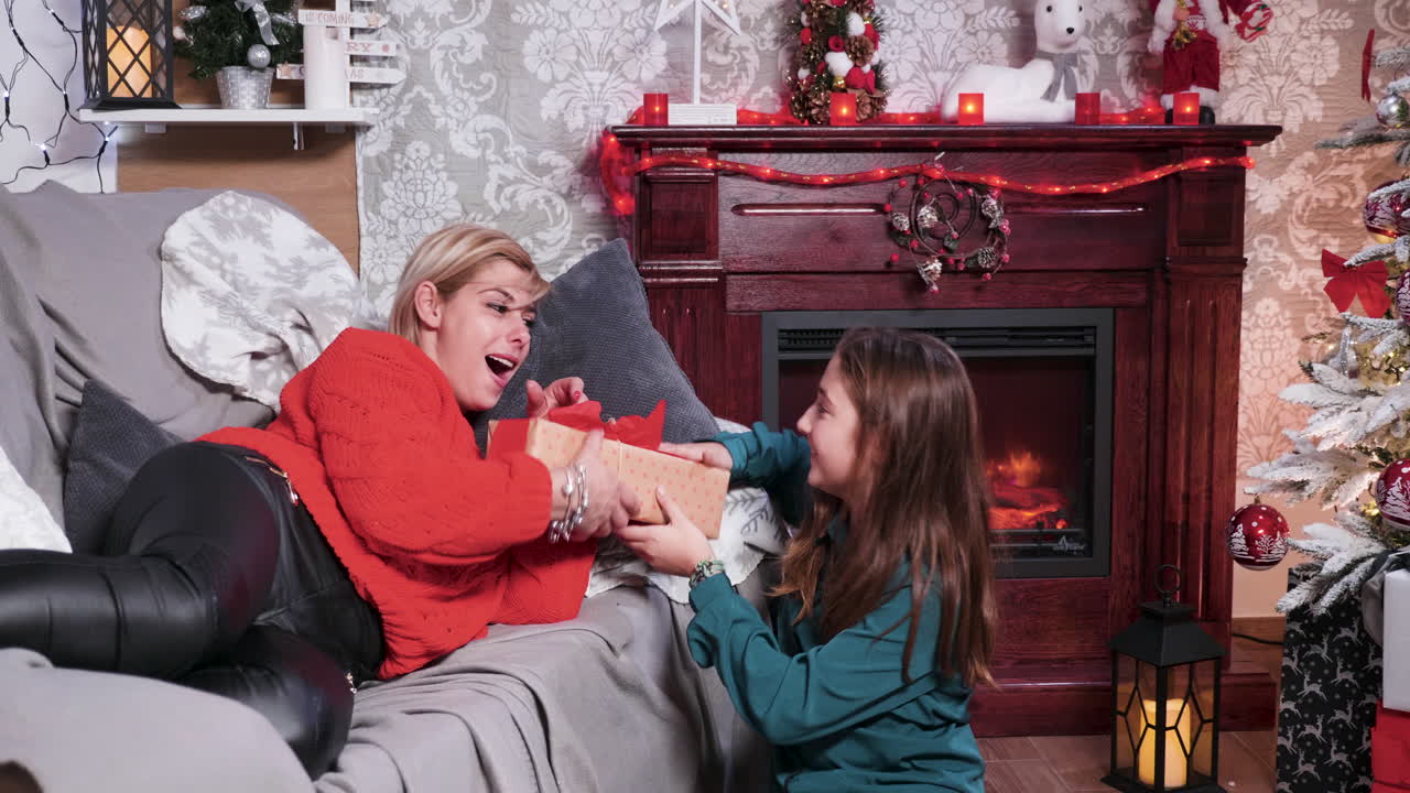 가족 들 이 함께 크리스마스 를 축하 하는 것