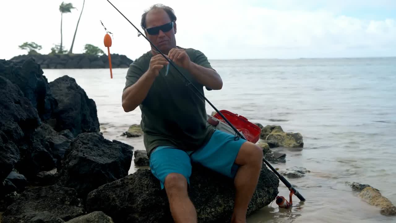 해변에서  ⁇ 시 장비를 들고 있는  ⁇ 시 ⁇  4k