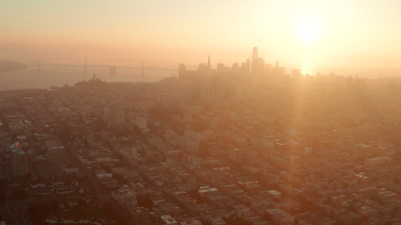 Plano aéreo deslizante da cidade de San Francisco ao nascer do sol.