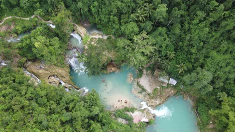 Mehrstufige-Kawasan-Wasserfälle-Mit-Wasserfallblauen-Lagunen-Inmitten-Des-Tropischen-Dschungels