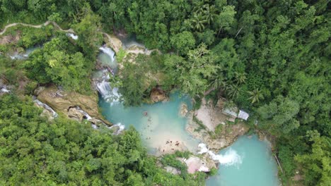 Cataratas-Kawasan-De-Varios-Niveles-Con-Lagunas-Azules-En-Cascada-En-Medio-De-Una-Jungla-Tropical