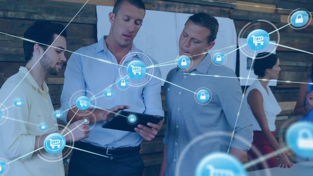 animación de una red de iconos digitales contra tres hombres diversos discutiendo sobre una tableta en la oficina