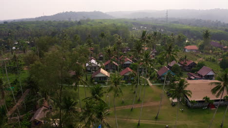 Bungalow-Hotelresort-In-Tropischer-Palmenlandschaft-In-Thailand