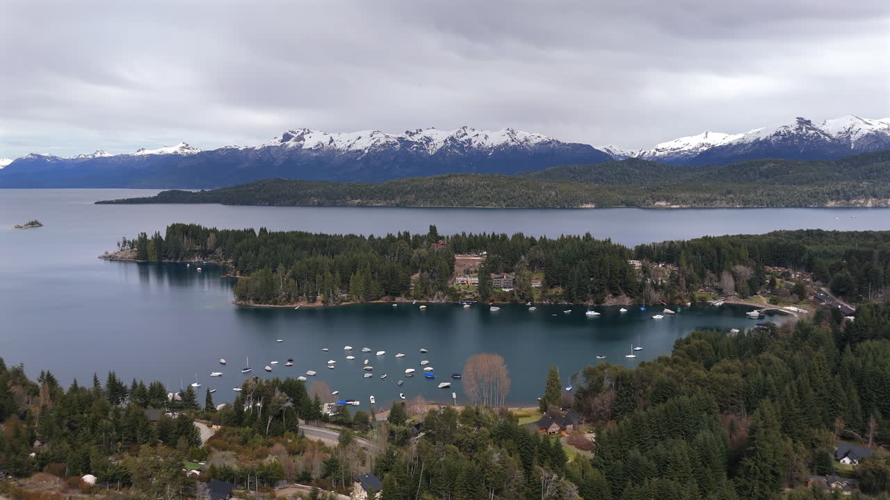 movimiento suave de drones hacia la isla de puerto manzano y la orilla del lago villa la angostura, argentina.