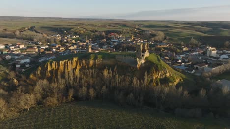 Panorama-Der-Spanischen-Stadt-Leon,-Burg-Cea,-Ländliche-Felder,-Drohnen-Umlaufbahn-Im-Dorf,-Altes-Historisches-Architektonisches-Wahrzeichen