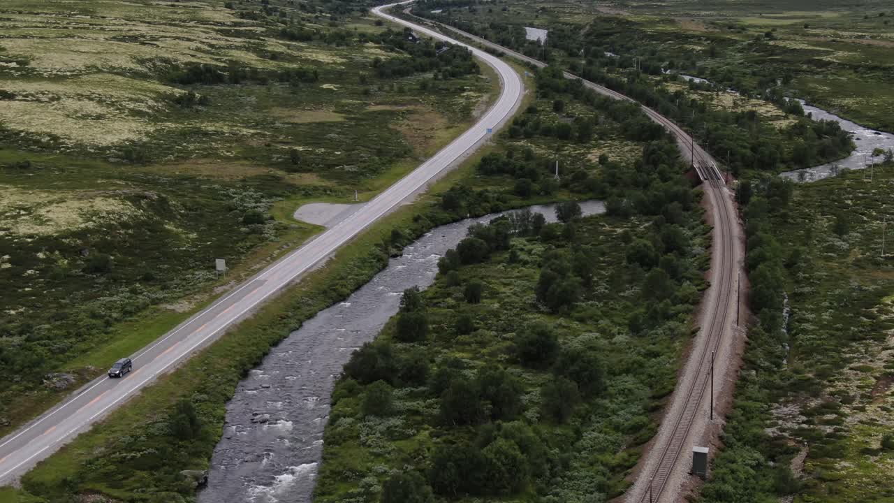 dovrefjell 노르웨이 산에 기차 트랙