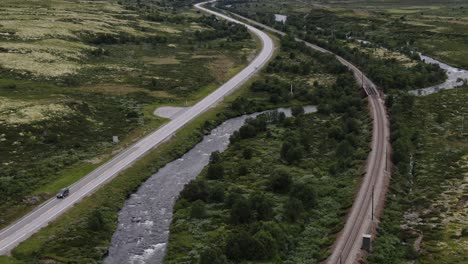 dovrefjell noruega vías de tren en la montaña