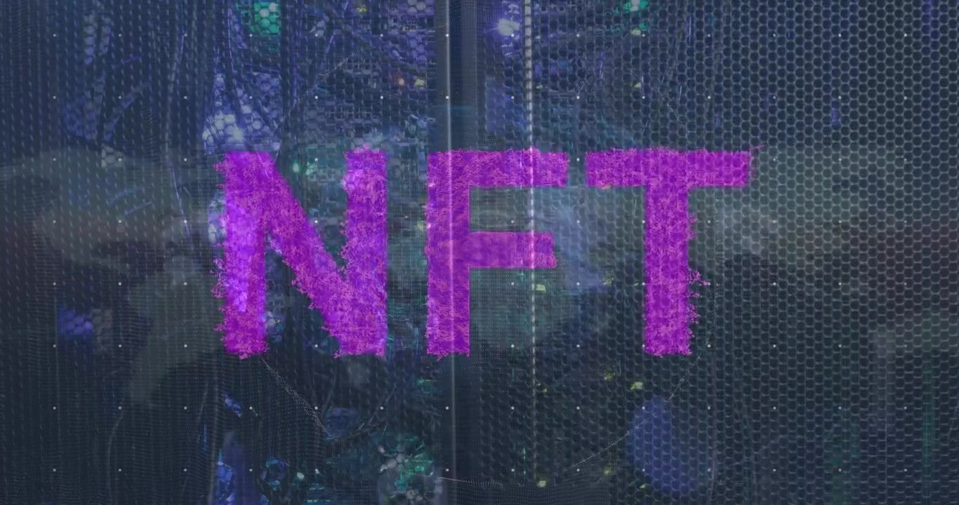 Animazione del testo NFT su elaborazione dati e server di computer