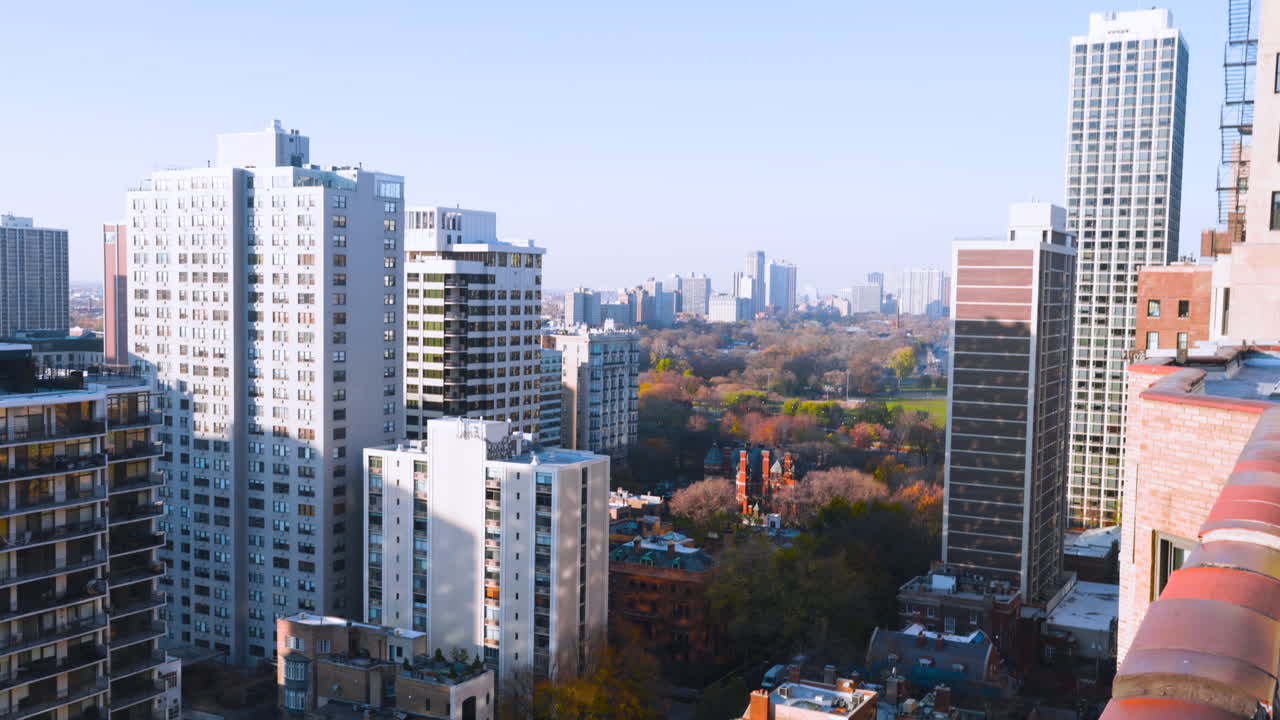 드 은 북쪽 시카고 스카이 라인에 아파트 건물의 거리를 따라 이동