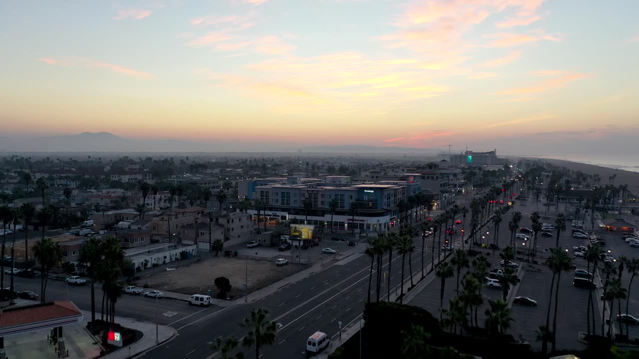 유명한 헌팅턴 비치 시내 부두에서 서핑 도시 미국 캘리포니아 위로 날아가는 놀라운 4k 아리엘 일출