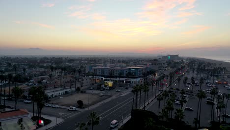 Asombroso-4k-Ariel-Sunrise-Volando-Sobre-Surf-City-Usa-California-En-El-Famoso-Muelle-Del-Centro-De-La-Playa-De-Huntington