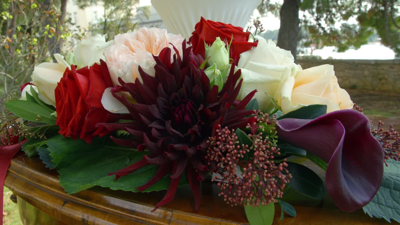 결혼식을 위한 아름다운 결혼식 꽃다발