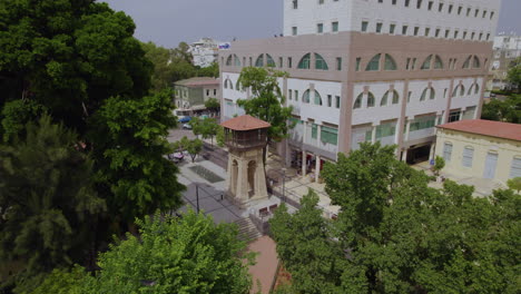 la vieja torre de agua en rishon lezion que fue construida en 1898 con el financiamiento del barón rothschild, por el arquitecto a