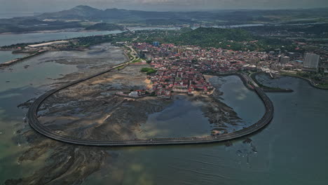 antena de la ciudad de panamá v108 vista de pájaro sobrevuelo casco viejo distrito histórico rodeado de circunvalación costera y marismas con movimientos de nubes reflejados en el agua - filmado con cine mavic 3 - abril de 2022