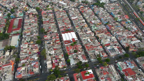 Absteigender-Panoramablick-Aus-Der-Luft-über-Die-Dächer-Der-Nachbarschaft-Von-Häusern-In-Salvador-Diaz