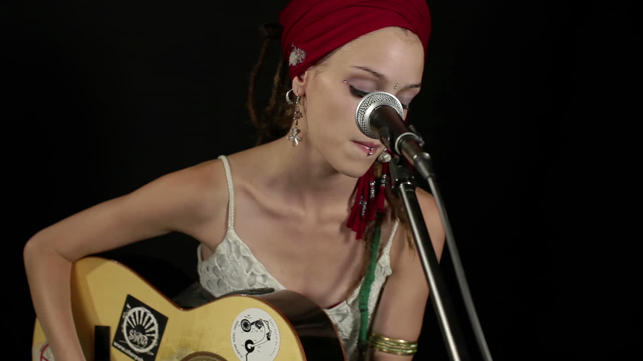 여성 가수이자 타악기 드럼 연주자