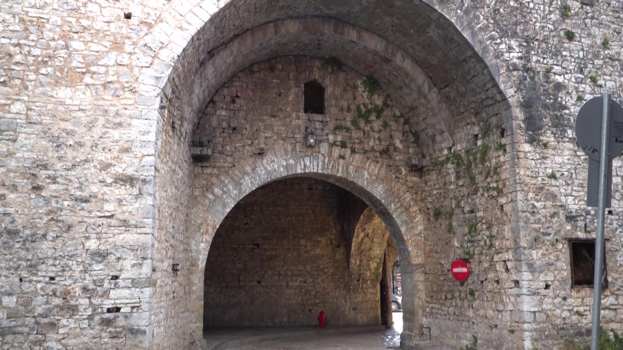 Ingresso del Castello di Ioannina nel centro storico della città, Grecia, ripresa inclinata dal basso.