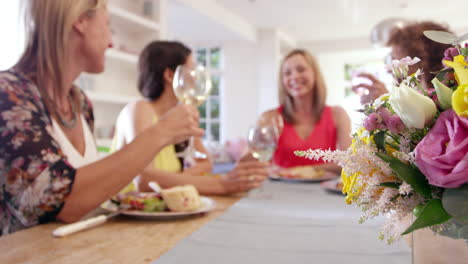 amigas alrededor de la mesa en una cena filmada en r3d