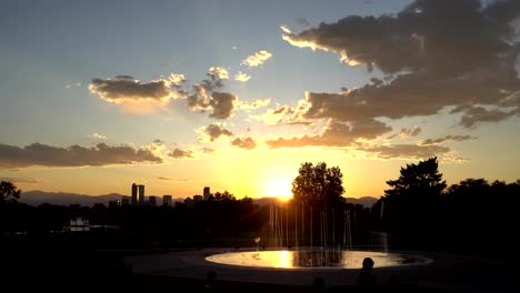 Denver-Skyline-Vom-Stadtpark-Aus-Gesehen-Bei-Sonnenuntergang