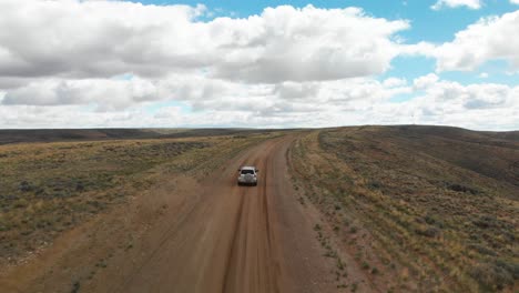 coche de seguimiento en el camino de tierra en pilot butte wild horse scenic loop, wyoming ee.uu.
