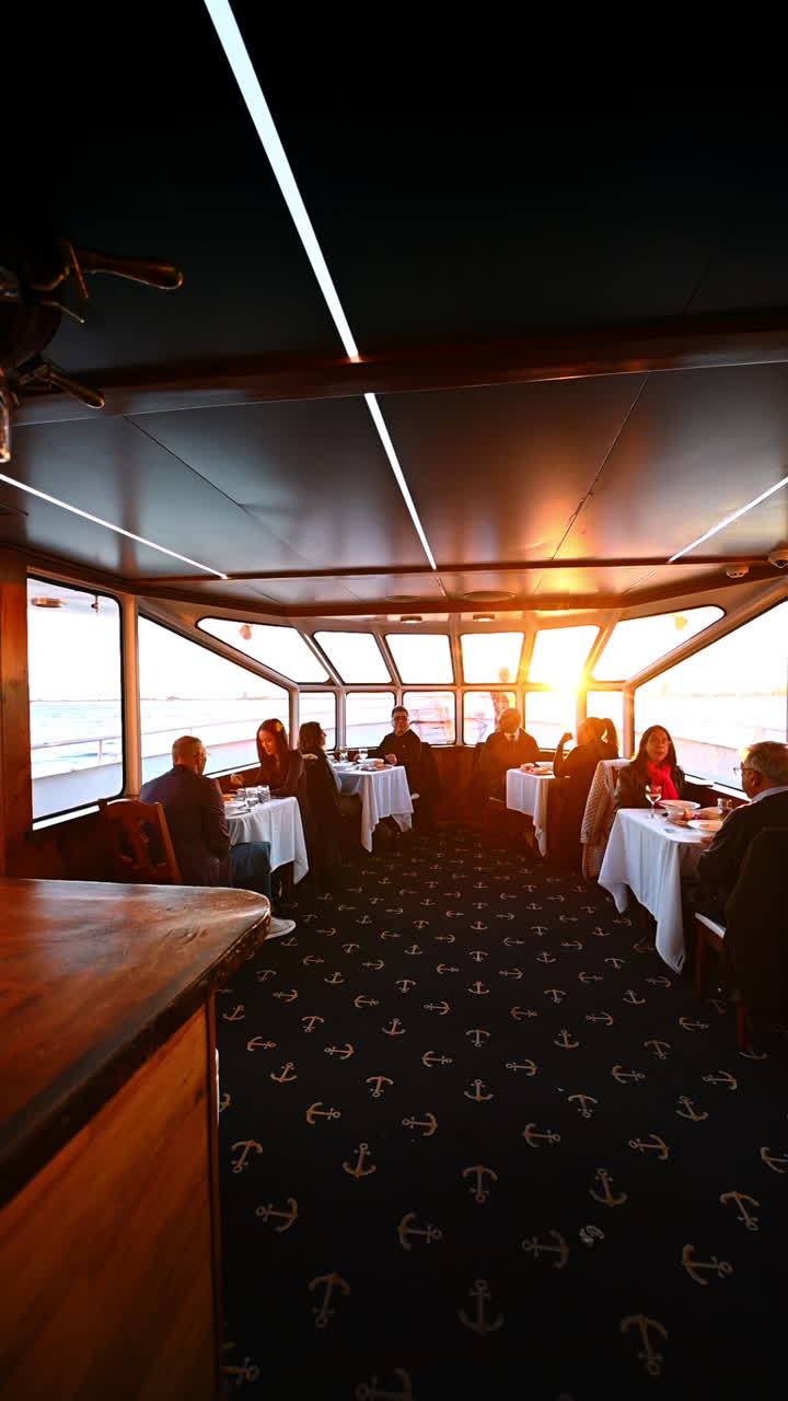 Restaurant-Interieur auf einem Schiff bei Sonnenuntergang