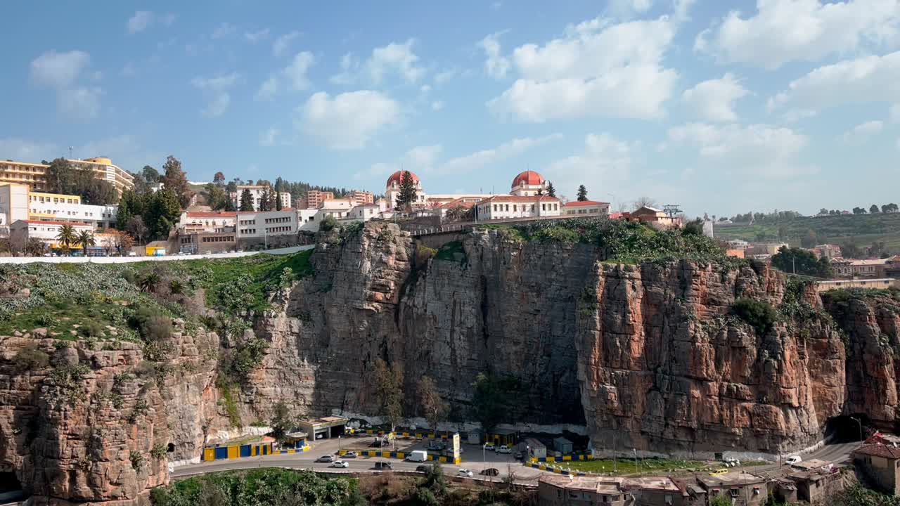 숨막히는 비디오를 통해 이 상징적인 도시의 매력과 매력을 목격할 수 있는 이 놀라운 기회를 놓치지 마세요.