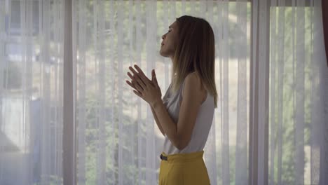 mujer deprimida y triste llorando sola en casa.