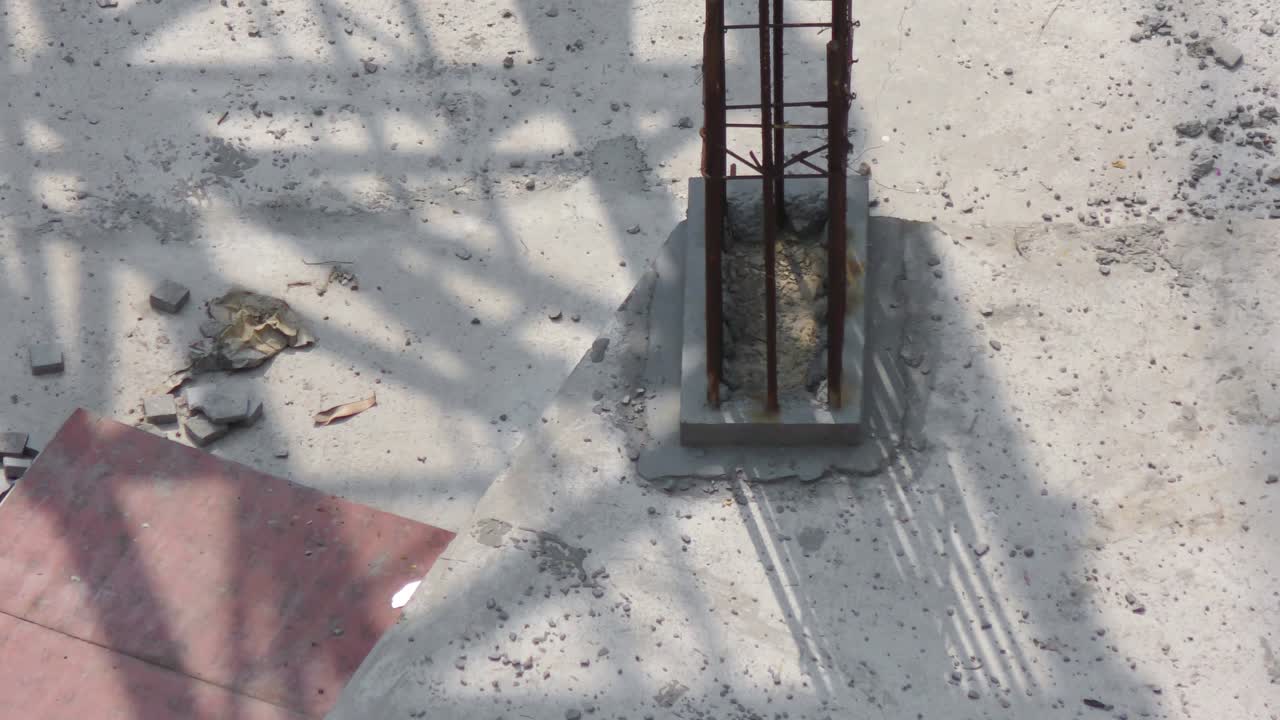 material de hierro que se encuentra en el sitio de construcción