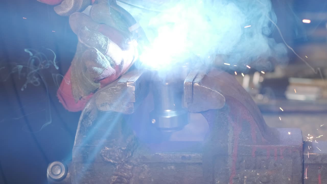 il meccanico del servizio di corse di go-kart fa la saldatura delle parti del go-kart