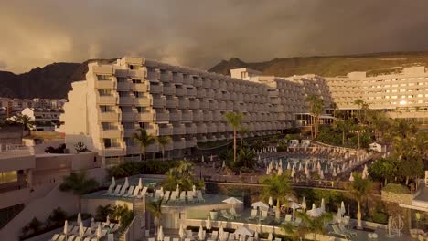 Antena-De-La-Isla-De-Tenerife-España-Drone-Revela-Gran-Hotel-Para-Alquiler-De-Habitaciones-Destino-De-Vacaciones-En-Resort-Turístico-Playa-En-Los-Gigantes