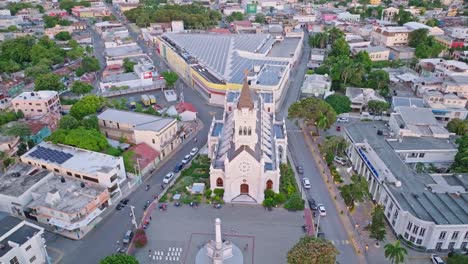 Plaza-Y-Entrada-A-La-Histórica-Catedral-San-Pedro-Apostol,-órbita-Aérea