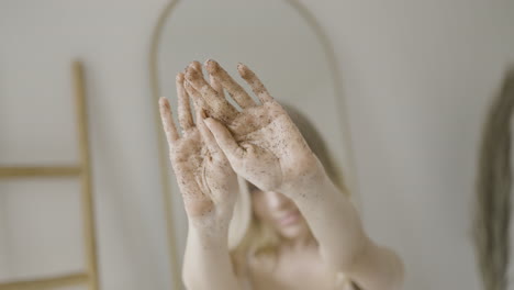 mujer con exfoliante de café en las manos