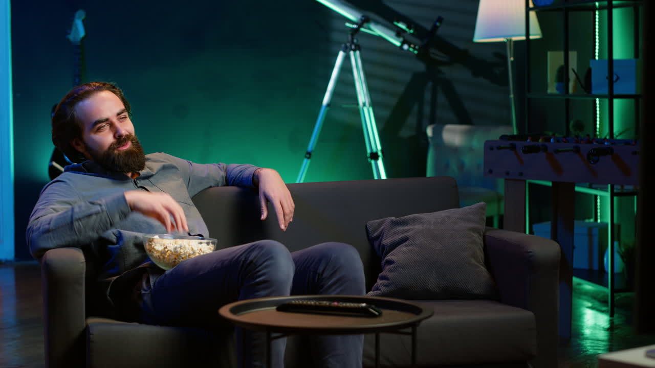 스트리밍 서비스에서 코미디 영화를 보기 위해 tv를 사용하는 즐거운 집주인