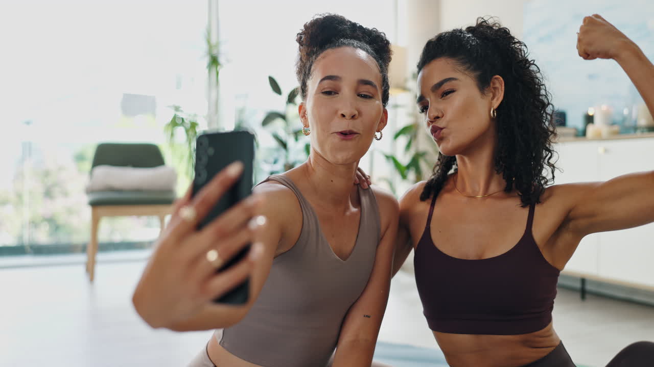 dos amigas tomando una selfie después de un entrenamiento de fitness en casa