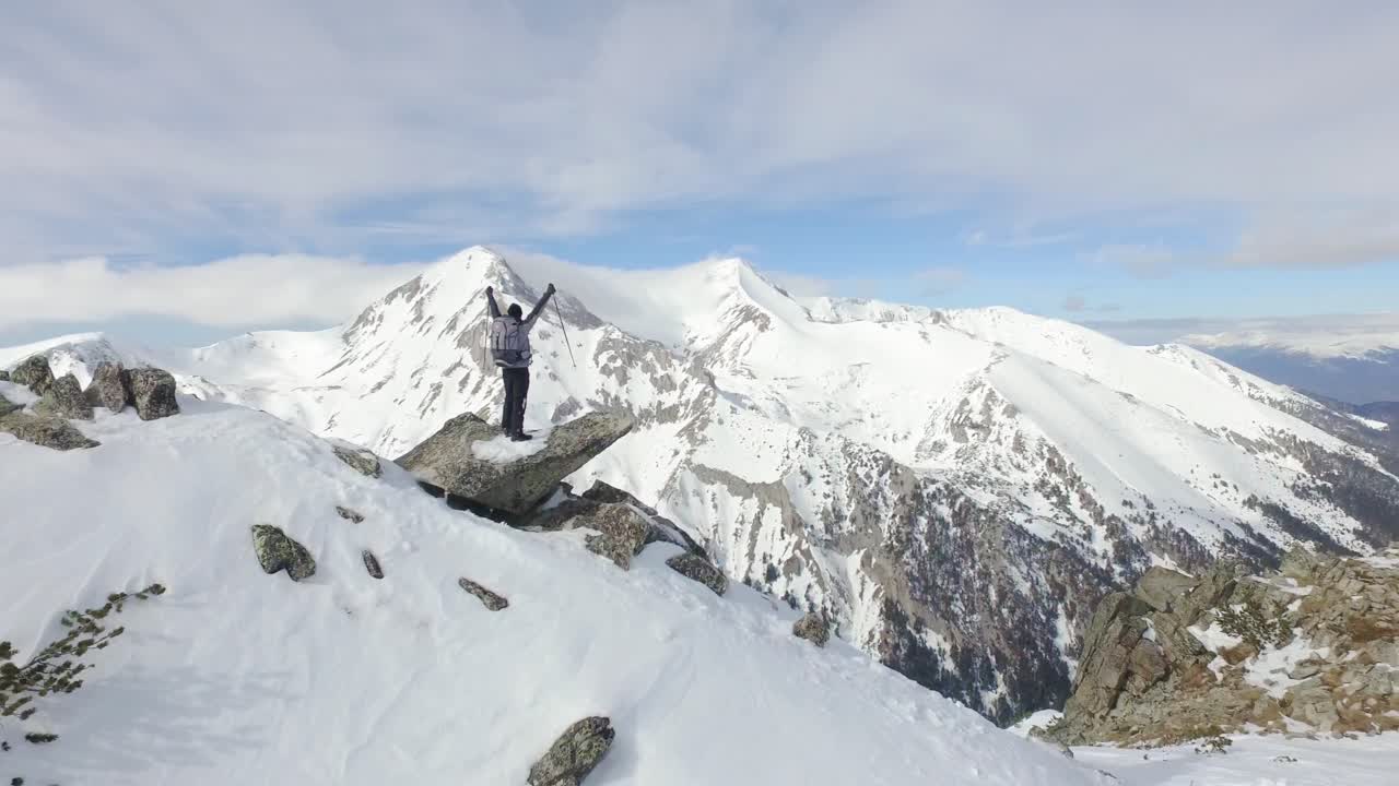 приключенческая походка по заснеженным горам