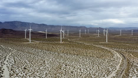 drone schot nadert een groep windturbines, in de sombere woestijnen van het zuidwesten van de vs