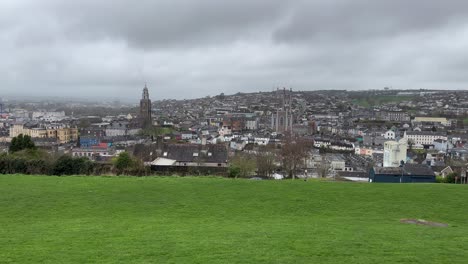 Los-Campanarios-De-La-Iglesia-De-Cork-Irlanda-Horizonte-Bajo-Un-Pesado-Cielo-Nublado