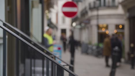 Defokussierte-Aufnahme-Von-Geschäften-Und-Restaurants-Mit-Menschen-In-Einer-Reihe-In-Mayfair,-London,-Großbritannien