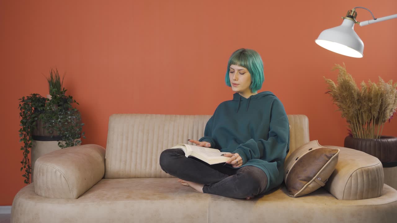 피곤하고 졸리는 젊은 여성.