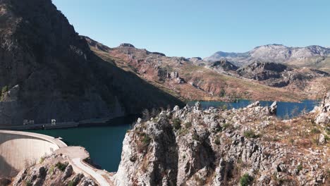 las montañas rocosas revelaron la presa de oymapinar y el río manavgat en la provincia de antalya, turquía
