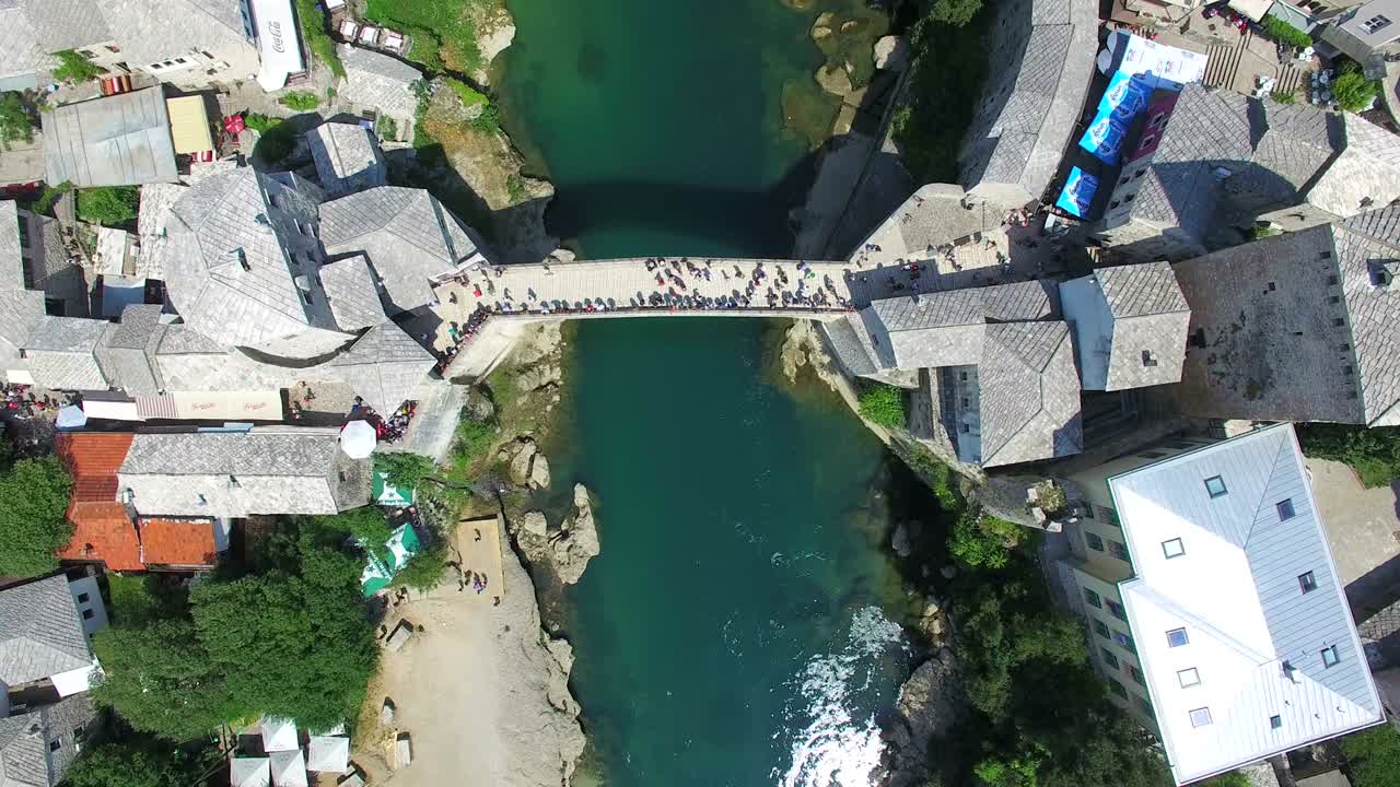 보스니아 의 네레트바 강 의 다리  에 있는 수영장 의 공중 사진