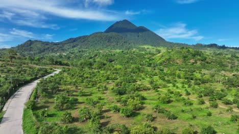 Grüne-Landschaft-Der-Philippinen-Mit-Straßen-Und-Grünen-Pflanzen-An-Sonnigen-Tagen