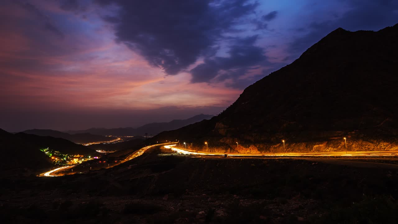 사우디 아라비아의 타이프 지역 알 하다의 지그 자그 도로를 따라 교통 조명 경로