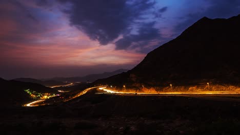 rutas de luces de tráfico a lo largo de la carretera de zig-zag en al-hada, región de taif de arabia saudita
